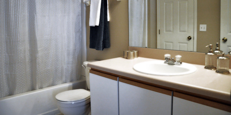 Independence Bathroom | Washington Place Apartments